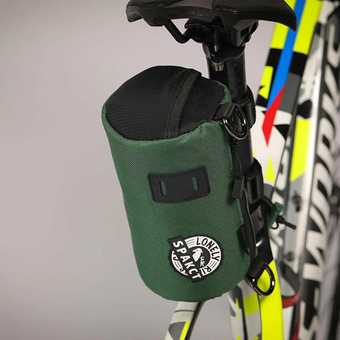 Bike Handlebar Bag Handy Front Bike Bags Handlebar Storage Pouch Pack with Shoulder Strap Little Mountain Road Bike Barrel Bag (deep green, 2.7 L)