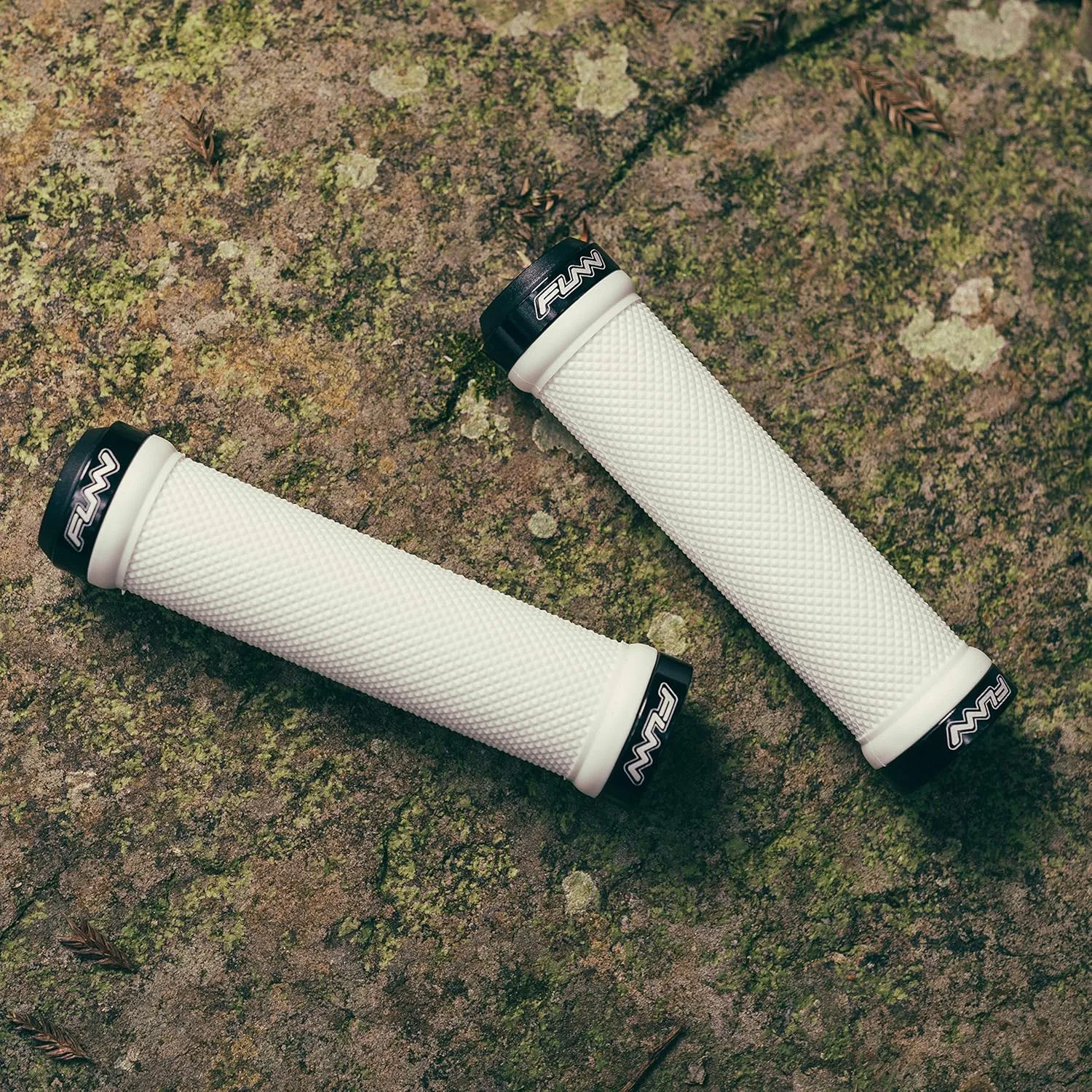Funn Combat Mountain Bike Handlebar Grips with Double Lock On Clamp, Easy-to-fit and Durable Grips with 22 mm Inner Diameter, Diamond Shape Patterned Bicycle Grips for MTB/BMX