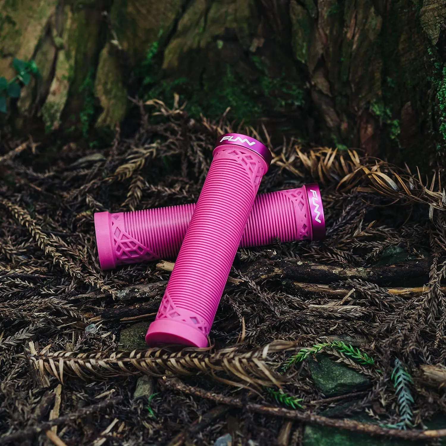 Funn Hilt Mountain Bike Handlebar Grips with Single Lock On Clamp, Lightweight and Ergonomic Bicycle Handlebar Grips with 22 mm Inner Diameter, Unique Patterned Bicycle Grips for MTB/BMX
