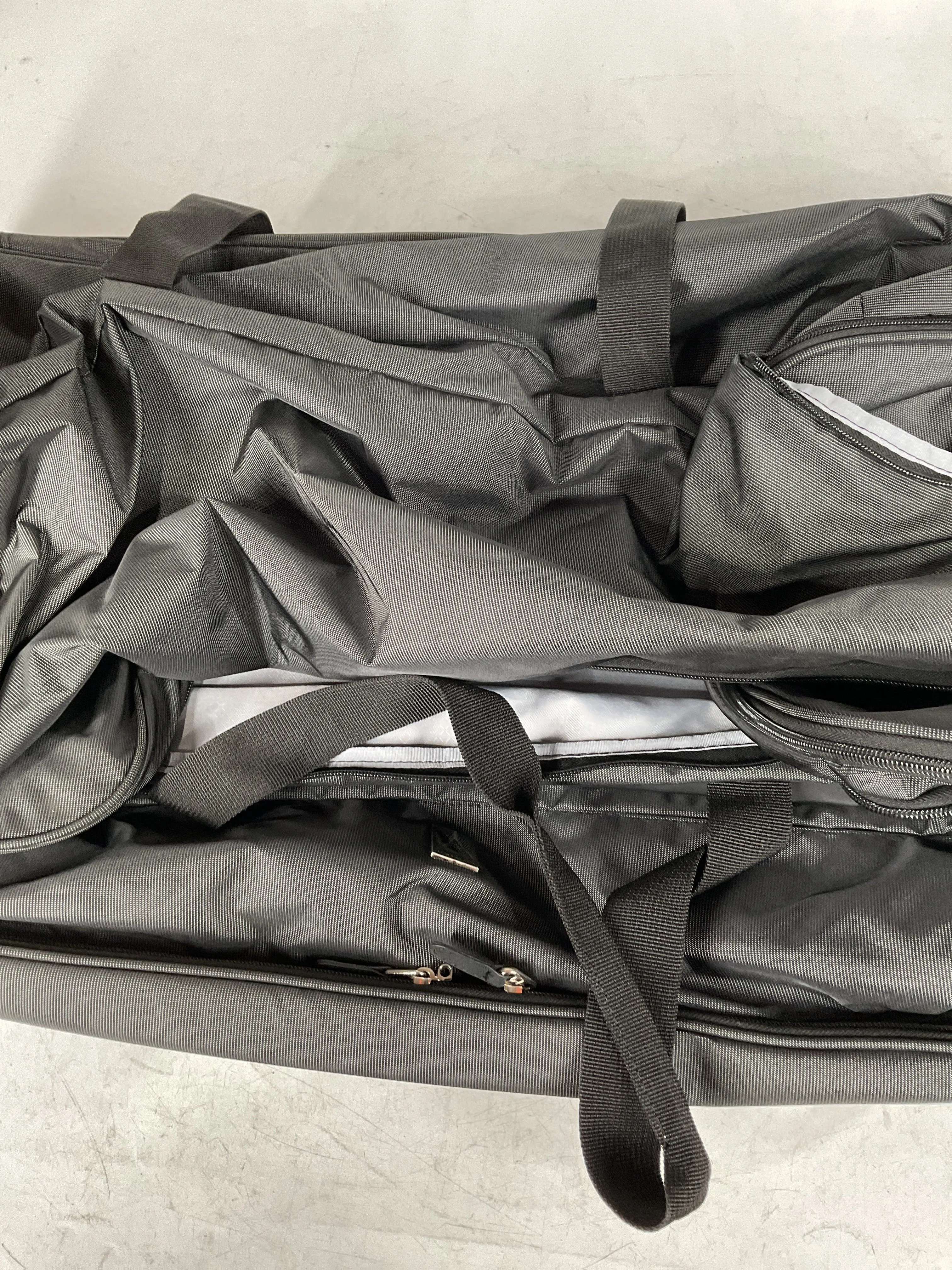 Travelpro Roadtrip 30 Drop-Bottom Rolling Duffel with Packing Cubes U3